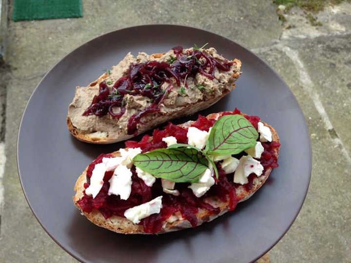 Domácí paštika s cibulovým chutney a kozí sýr s červenou řepou…