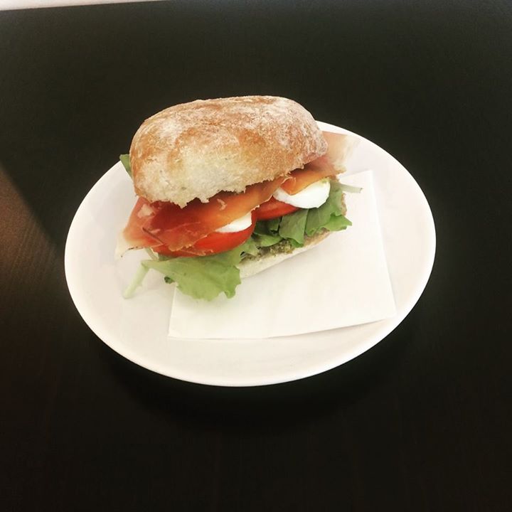 V těchto dnech pro Vás máme ciabattu s prosciutto crudo od Itala, mozzarellou, r…