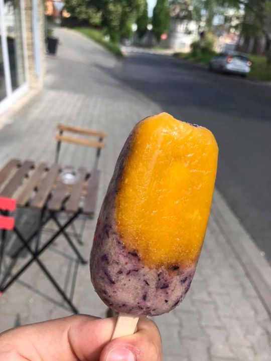 Máme pro vás každý den domácí nanuky pouze z ovoce ️  Na fotce mango & borůvky