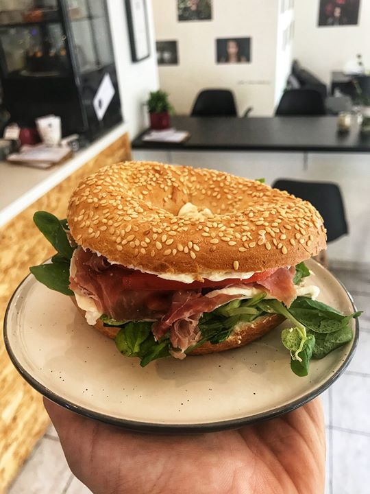 Novinka! Bagel s prosciutto crudo, mozzarellou a rajčátky ️ Nejlépe chutná zapeč…