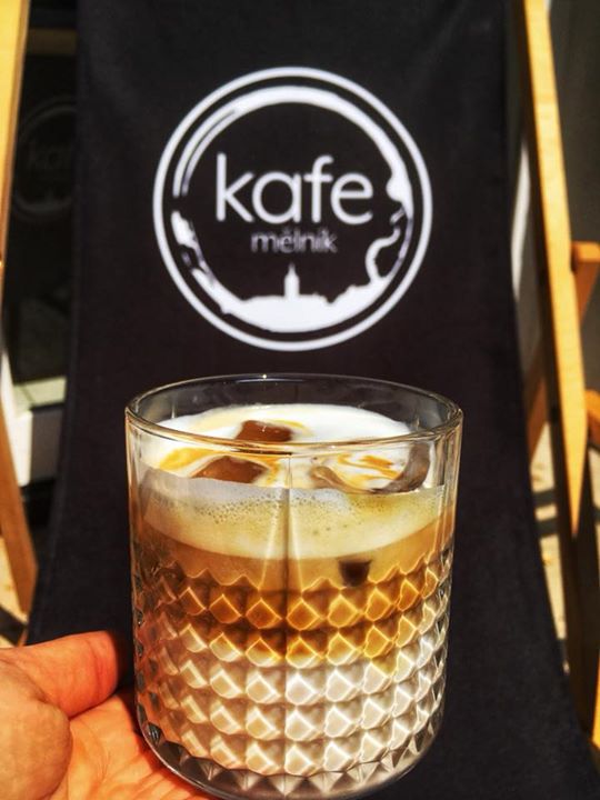 Ledové latte dokáže pomoc v těchto tropech ️  Ale víc pomáhá naše klimatizace  ️
