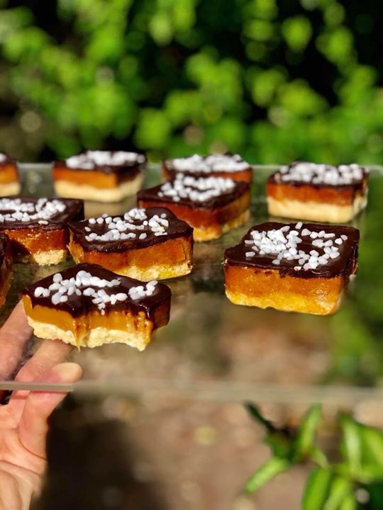 Millionaire shortbread ️  Křehké těsto, pořádná porce slaného karamelu a čokolád…