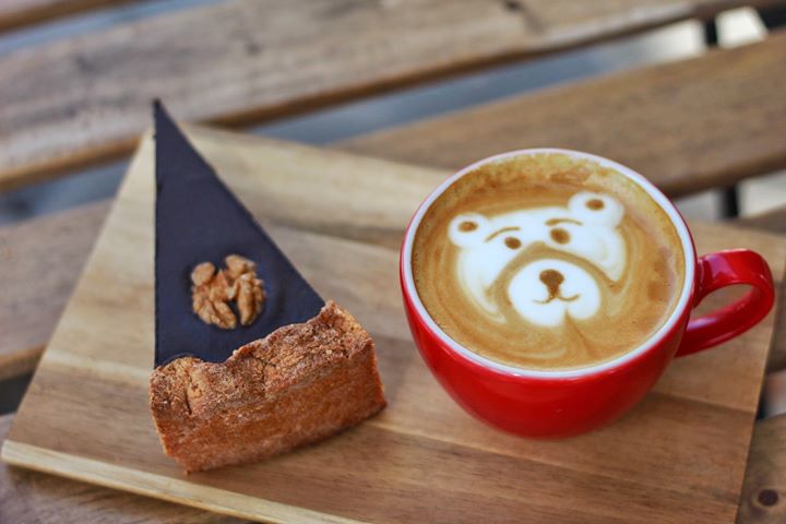Ořechový koláč a cappuccino do deštivých dní  Co víc si přát? ️