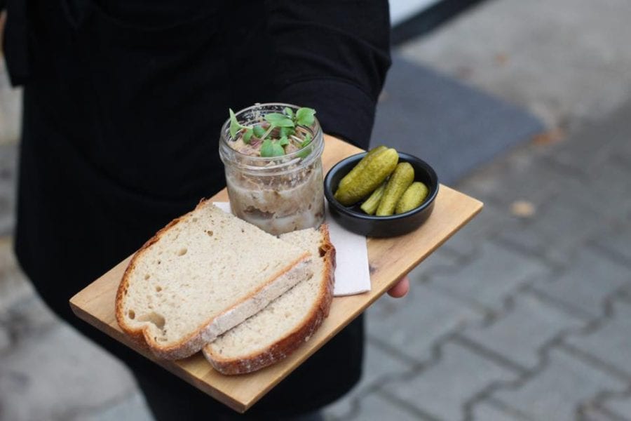 Paštiku střídají kachní rillettes s kváskovým chlebem a okurkami, tohle je velká…