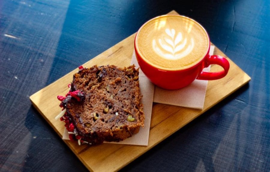 Banánový chlebíček a cappuccino z farmářského mléka 
 PS: máme opět skladem Gast…