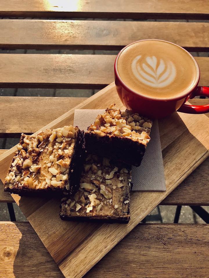 Cappuccino & brownies  Poslední dny máme krásně, co? 
 Nově máme kávu Panamu…