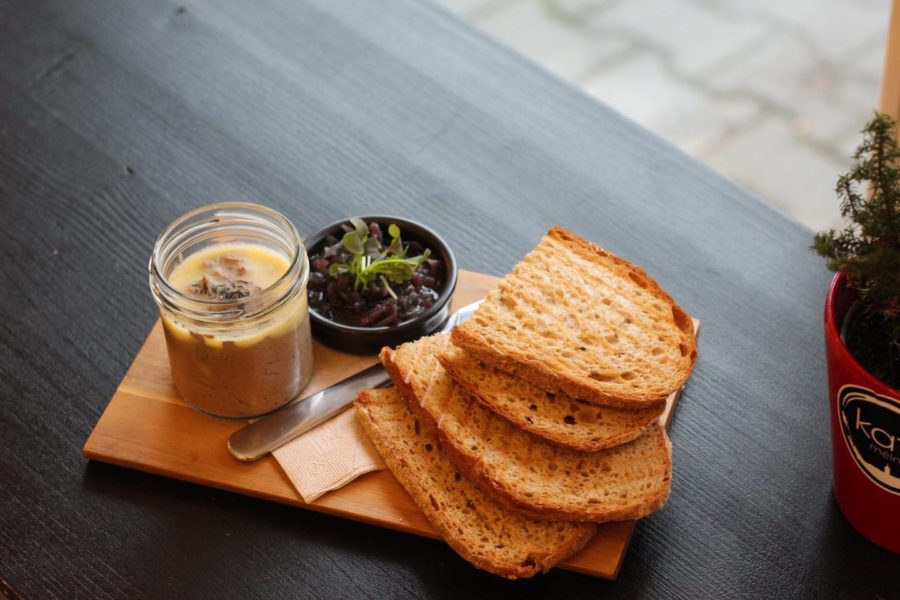 Paštika z farmářských kuřecích jater z Rašovic, cibulové chutney a rozpečený kvá…