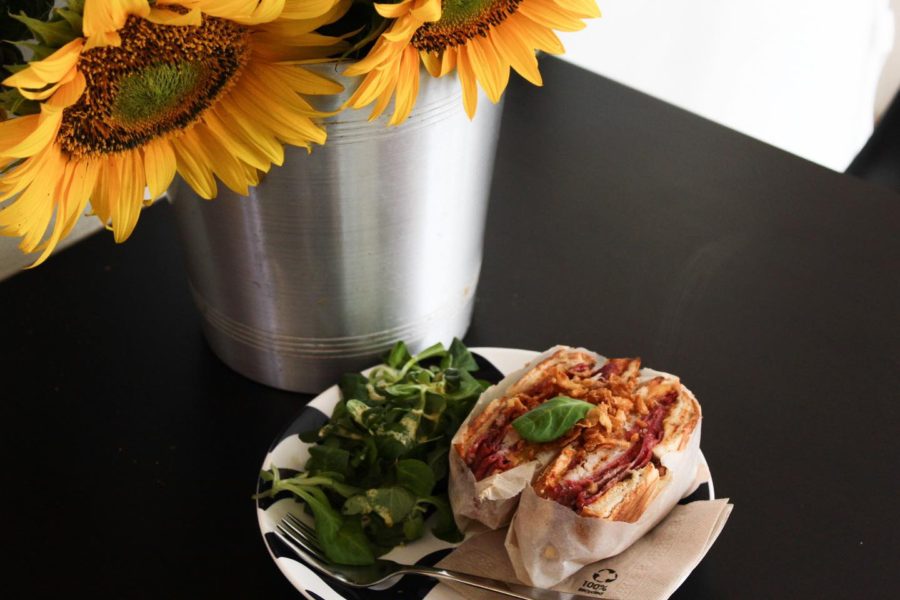 Bagel s pastrami, zelím a cheddarem. Dlouho naložené hovězí je doslova křehké ja…