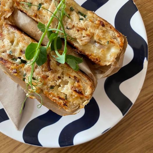 VELIKONOČNÍ BAGEL! 
 Trhané pečené kuřátko, cibulka se slaninou, okurka, bylink…