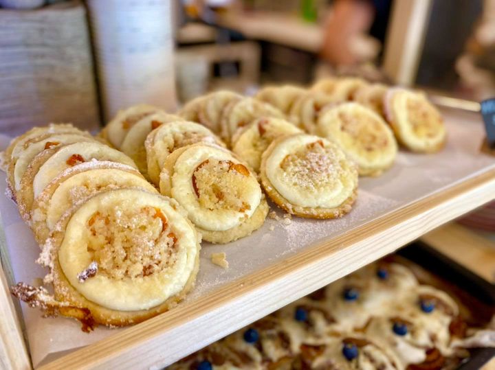 Tvarohové koláčky, které se na baru nikdy dlouho neohřejí   K snídaní naše bagel…