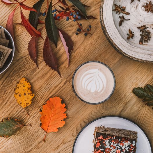 Chai latte  Připravujeme ho ze směsi černého čaje s orientálním kořením, vyšleha…