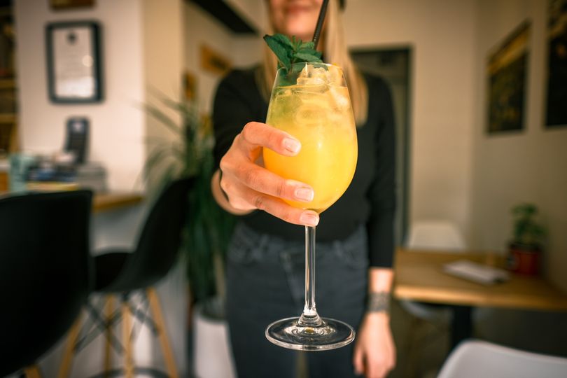 Mimosa time  Čerstvá pomerančová šťáva, vychlazené prosecco a snítka máty, dokon…