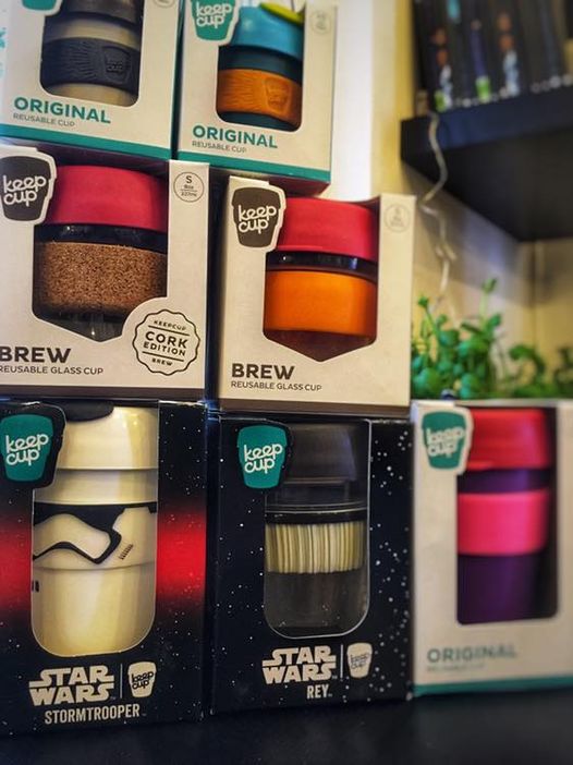 Úplně poslední várka tento rok – keepcups, french press, mlýnky, kávy  Dárek na …