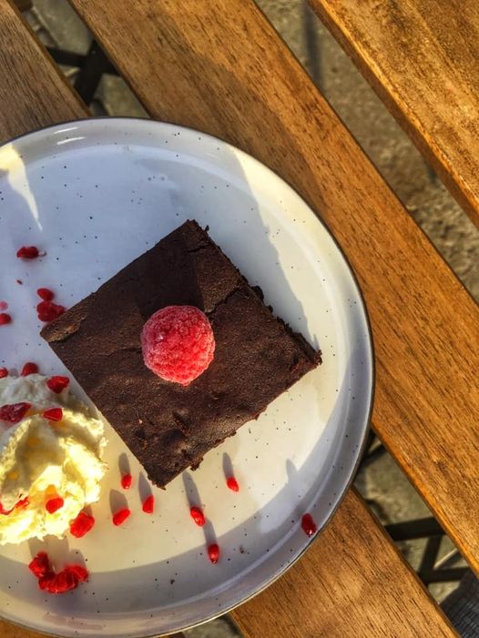 Kdo nestihl včera, může ještě dnes přijít ochutnat naše brownie se zmrzlinou neb…