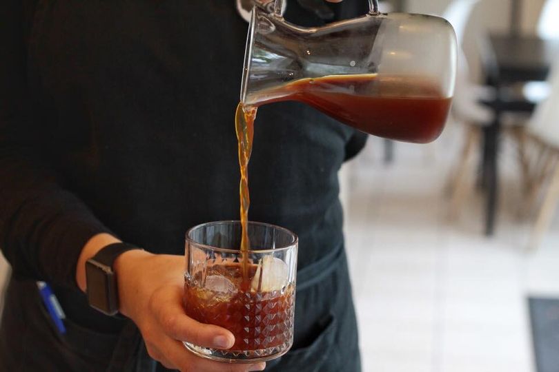Letní menu je tu  Vrací se nám kompletní nabídka ledových káv a nově extra nako…