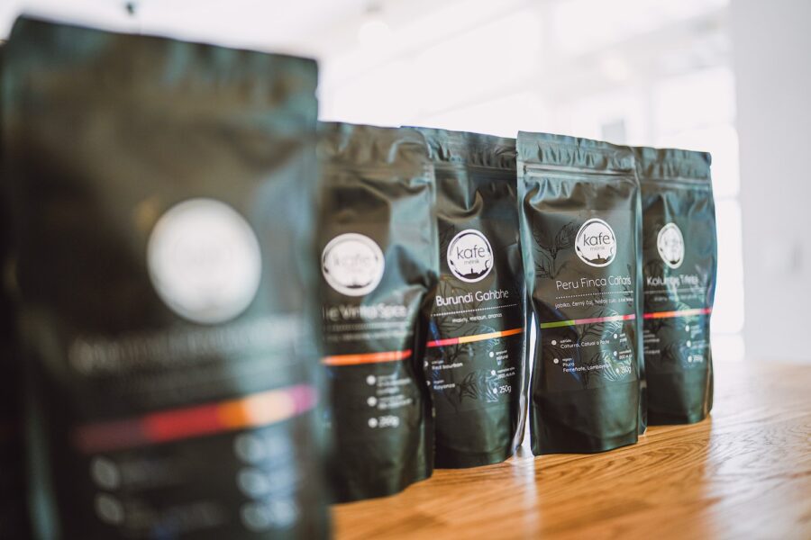 V nabídce najdete nové kávy z Rwandy, Keni nebo Tanzánie. Skvěle chutnají na V60…