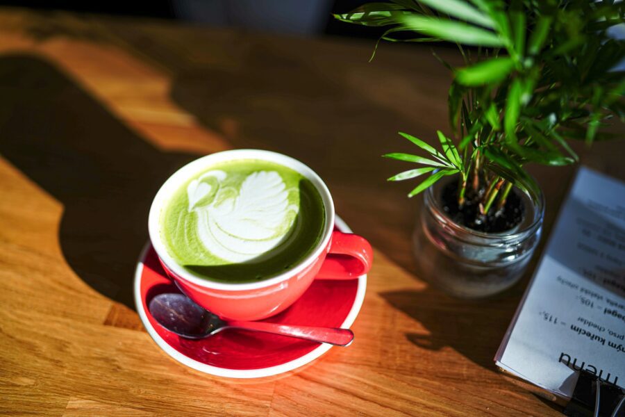 Tak dlouho jste si o něj říkali a je tady!  Matcha latte   Jak nejraději pijete …