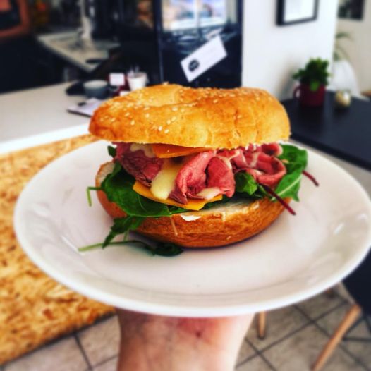 Tak tohle nás baví! Zkoušíme nový bagel – roastbeef & cheddar