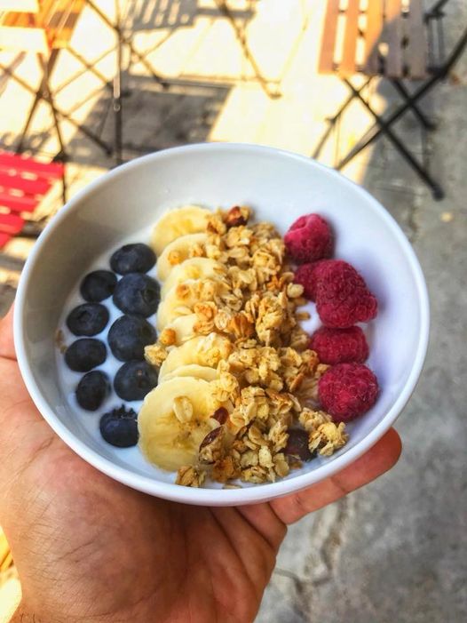 Granola s jogurtem a ovocem, ideální na ranní rozjezd