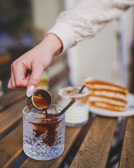 V jednu chvíli se jemné a intenzivní espresso vlévá do osvěžujícího perlivého to…