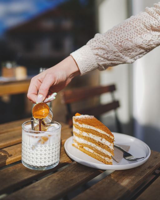 Medovník & karamelové ledové latté  Karamelový sirup nám připravují kluci z …